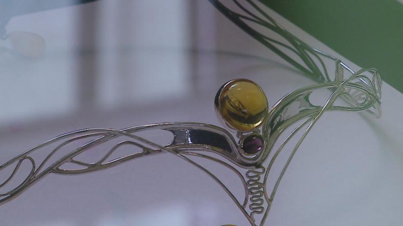 Bursztynowe dzieła na wystawie w Gniewinie